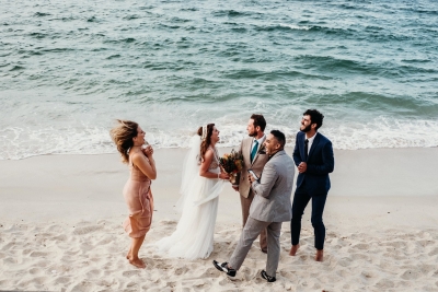 Bridechilla wedding. Relaxed beach wedding. Image by Fox & Kin.
