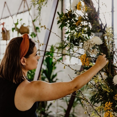 A sustainable florist using chicken wire and clamps instead of floral foam